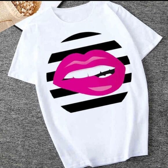 Cute Lips T-shirt  - Picture 1 of 2